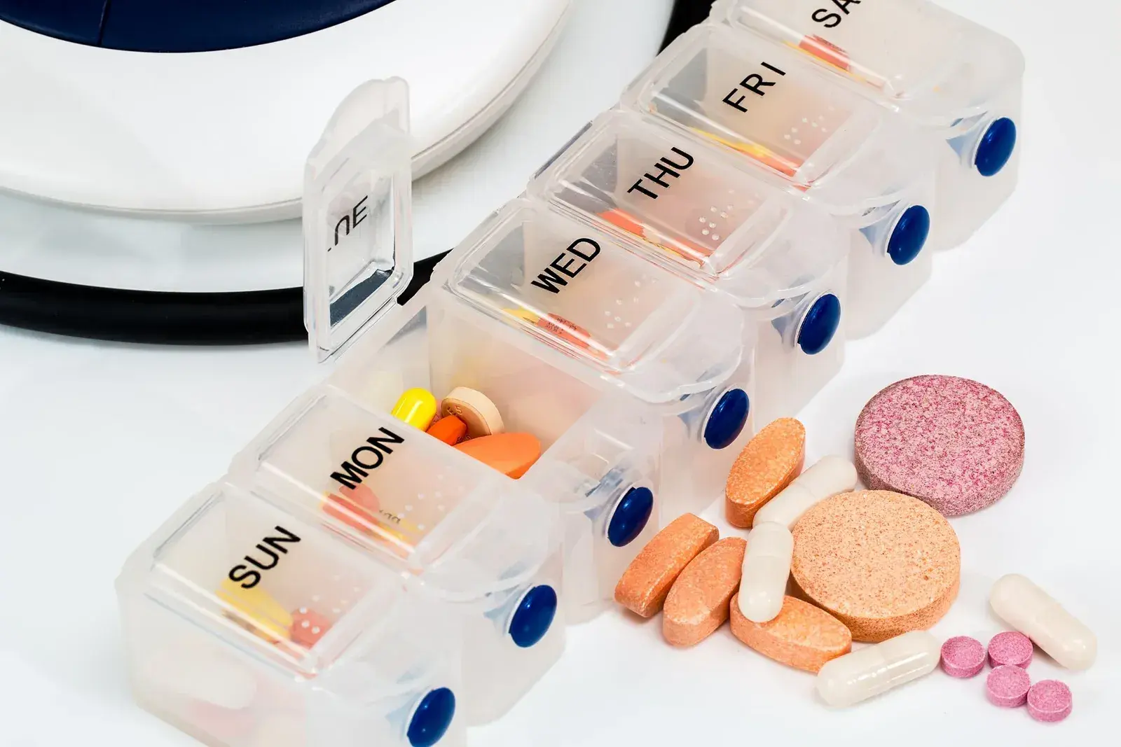 Symbolbild: Tablettenbox mit bunten Vitamintabletten und Kapseln für Menschen
